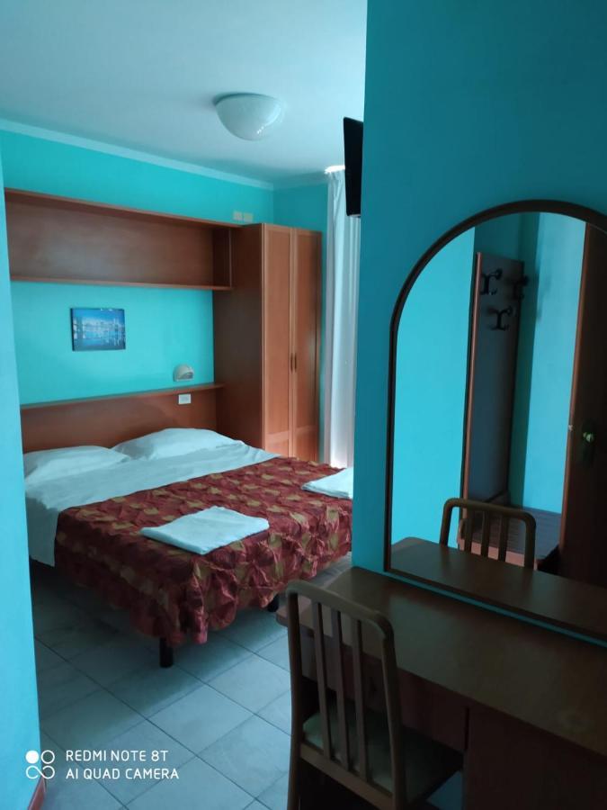 Hotel Blue Moon Rimini Exterior photo