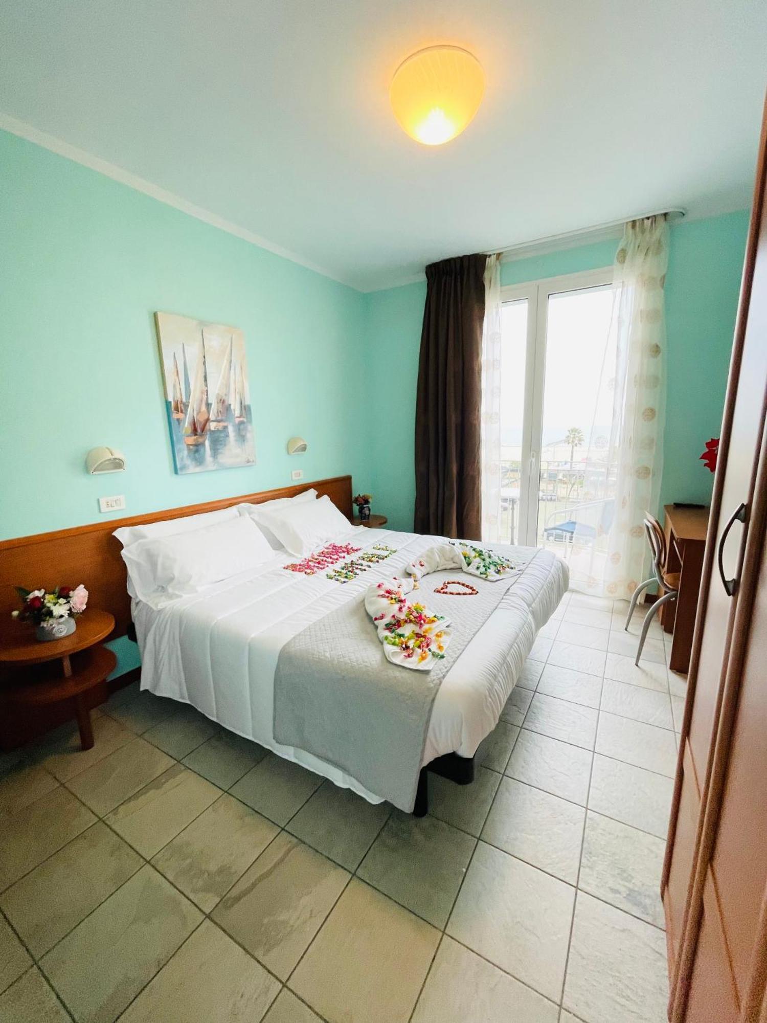 Hotel Blue Moon Rimini Exterior photo