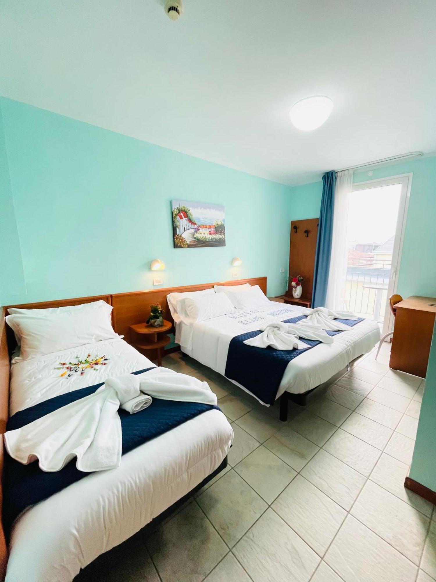 Hotel Blue Moon Rimini Exterior photo