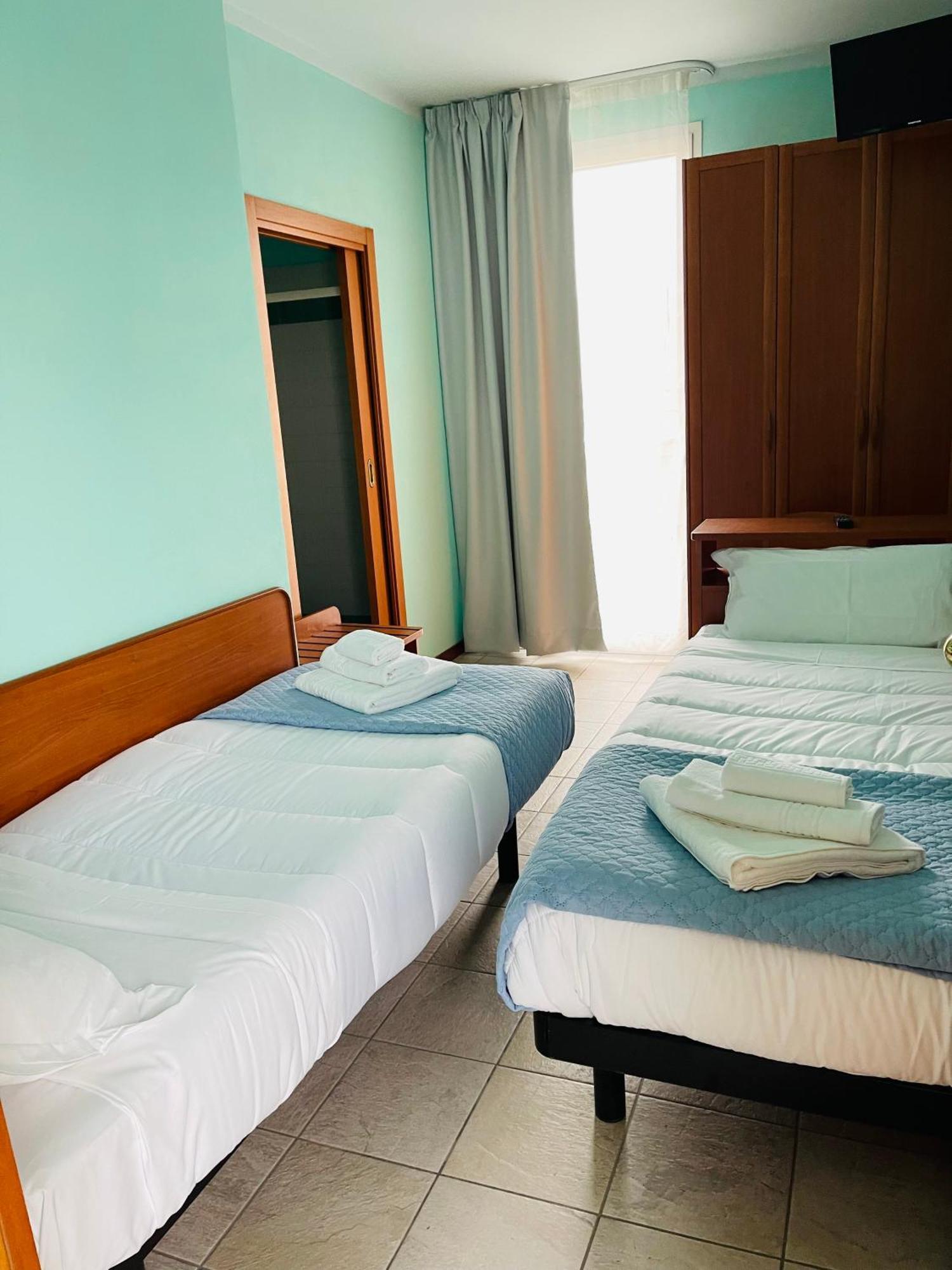 Hotel Blue Moon Rimini Exterior photo