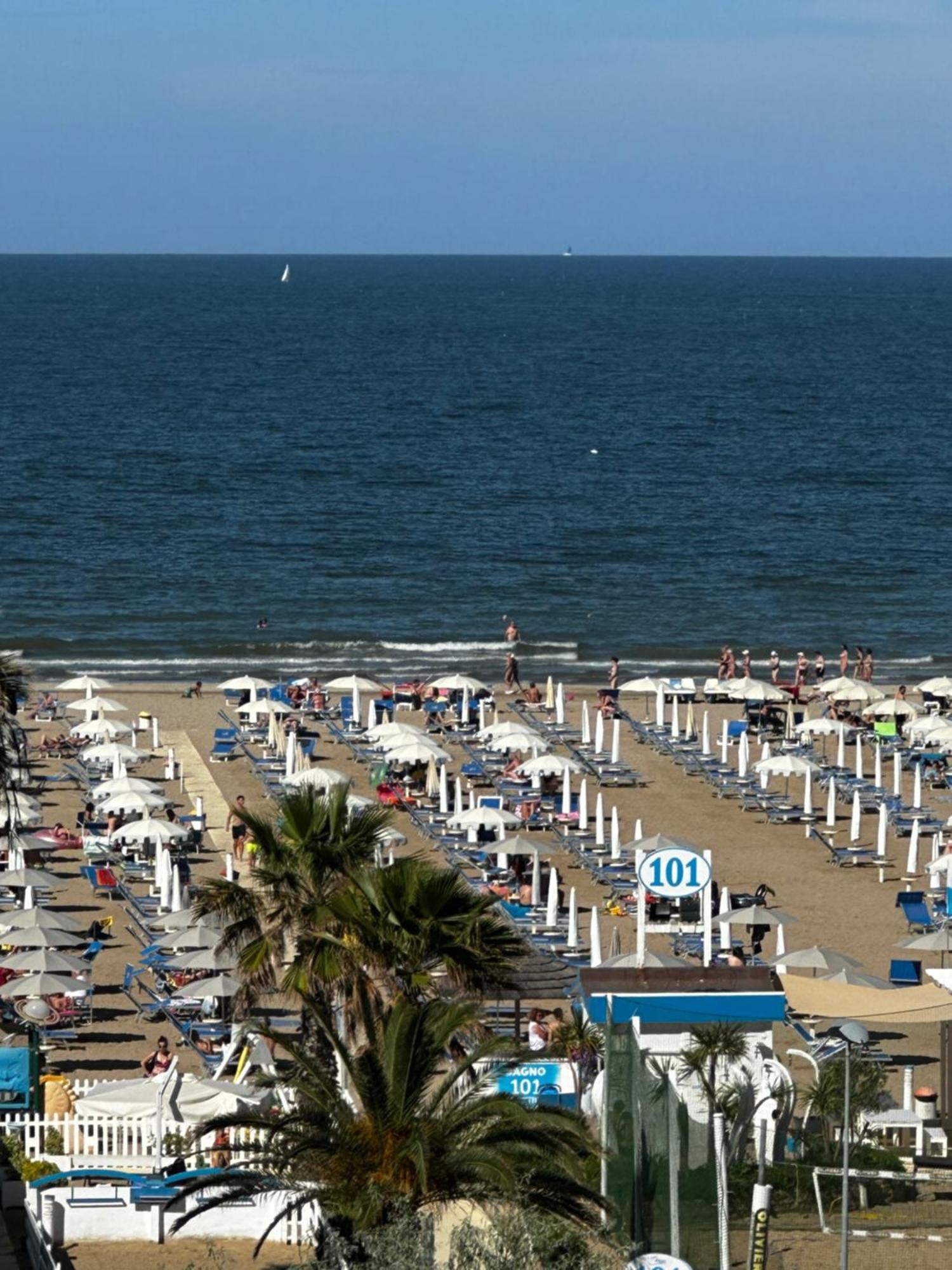 Hotel Blue Moon Rimini Exterior photo
