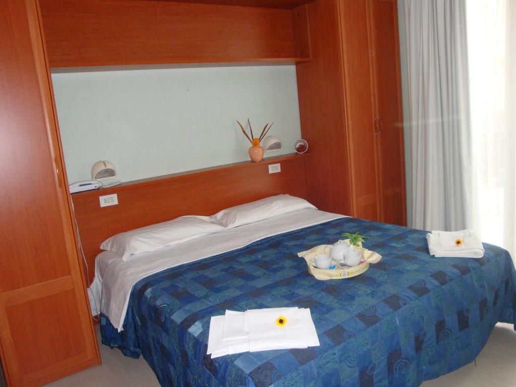 Hotel Blue Moon Rimini Exterior photo