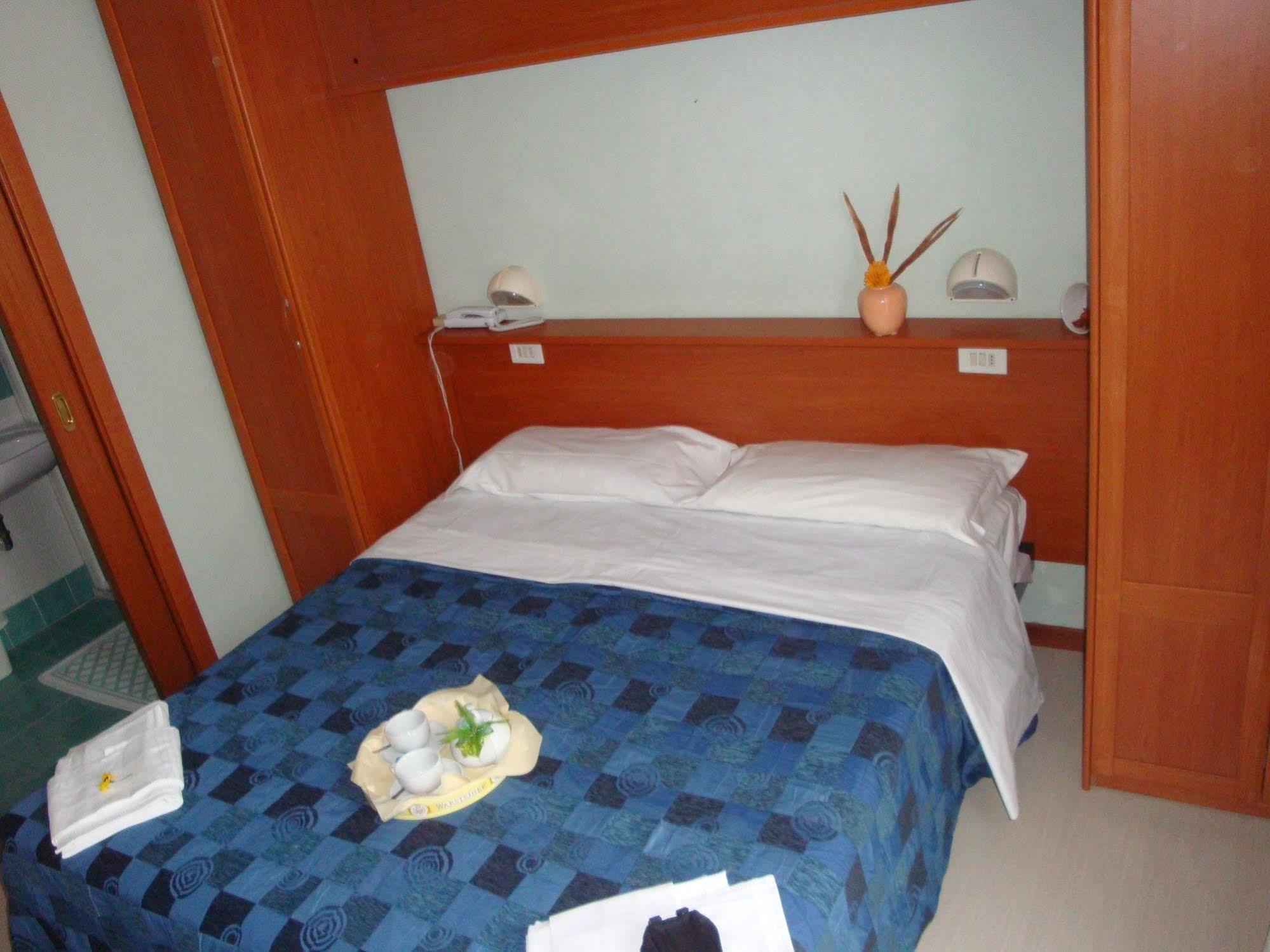 Hotel Blue Moon Rimini Exterior photo