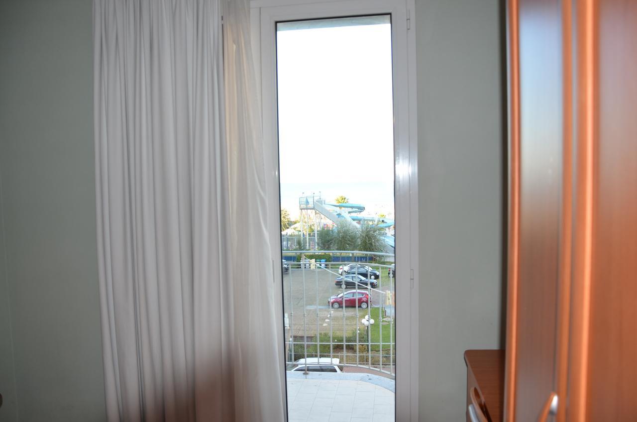 Hotel Blue Moon Rimini Exterior photo