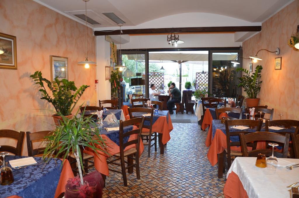 Hotel Blue Moon Rimini Exterior photo